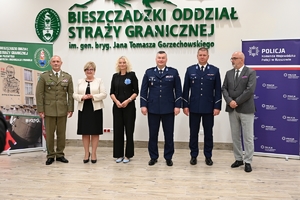 Uczestnicy uroczystości podpisania porozumienia ze szkołami średnimi - przedstawiciele Policji, Straży Granicznej, szkół i starostw powiatowych.