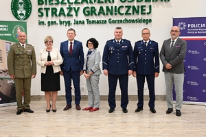 Uczestnicy uroczystości podpisania porozumienia ze szkołami średnimi - przedstawiciele Policji, Straży Granicznej, szkół i starostw powiatowych.
