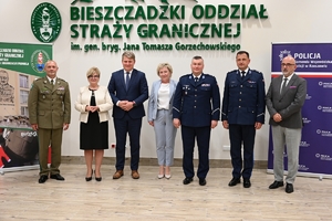 Uczestnicy uroczystości podpisania porozumienia ze szkołami średnimi - przedstawiciele Policji, Straży Granicznej, szkół i starostw powiatowych.