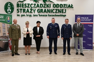 Uczestnicy uroczystości podpisania porozumienia ze szkołami średnimi - przedstawiciele Policji, Straży Granicznej, szkół i starostw powiatowych.