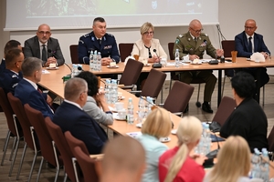 Uczestnicy uroczystości podpisania porozumienia ze szkołami średnimi - przedstawiciele Policji, Straży Granicznej, szkół i starostw powiatowych.