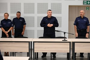 Policjanci podczas rozpoczęcia szkolenia podoficerskiego
