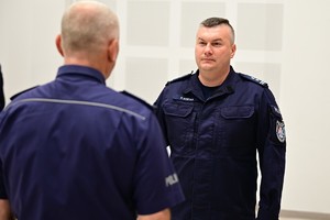 Policjanci podczas rozpoczęcia szkolenia podoficerskiego