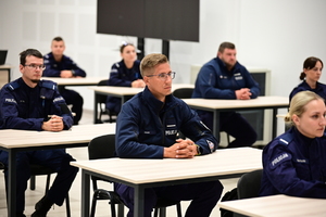 Policjanci podczas rozpoczęcia szkolenia podoficerskiego