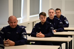 Policjanci podczas rozpoczęcia szkolenia podoficerskiego