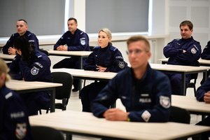 Policjanci podczas rozpoczęcia szkolenia podoficerskiego