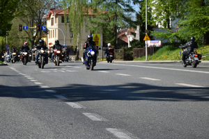 Motocykliści jadą ulicą