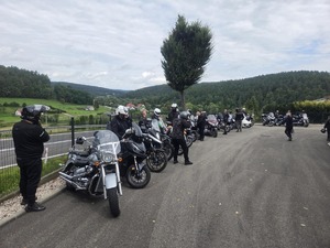 Uczestnicy rajdu podczas postoju na szlaku