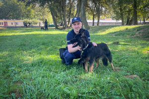 Policjant z psem służbowym