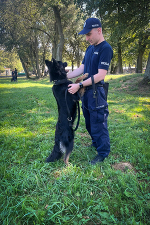 Policjant z psem służbowym