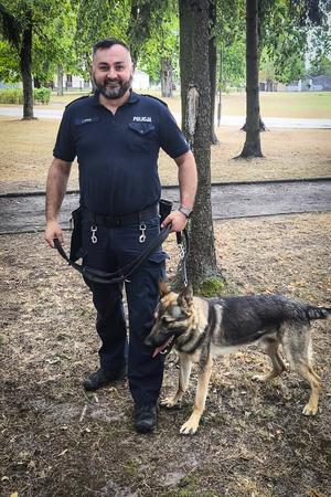 Policjant z psem służbowym