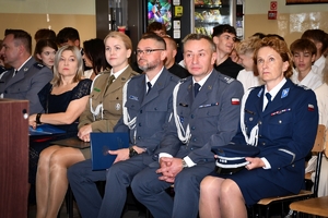 Przedstawiciele służb, dyrekcja szkoły, uczniowie oraz zaproszeni goście podczas inauguracji roku szkolnego w Zespole Szkół w Tyczynie.