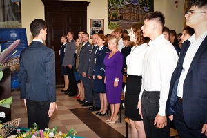 Przedstawiciele służb, dyrekcja szkoły, uczniowie oraz zaproszeni goście podczas inauguracji roku szkolnego w Zespole Szkół w Tyczynie.
