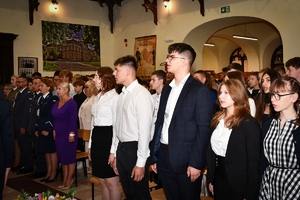 Przedstawiciele służb, dyrekcja szkoły, uczniowie oraz zaproszeni goście podczas inauguracji roku szkolnego w Zespole Szkół w Tyczynie.
