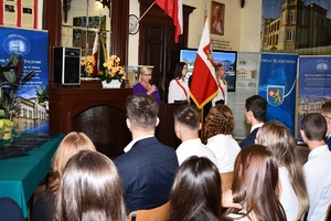 Przedstawiciele służb, dyrekcja szkoły, uczniowie oraz zaproszeni goście podczas inauguracji roku szkolnego w Zespole Szkół w Tyczynie.