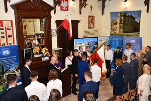 Przedstawiciele służb, dyrekcja szkoły, uczniowie oraz zaproszeni goście podczas inauguracji roku szkolnego w Zespole Szkół w Tyczynie.