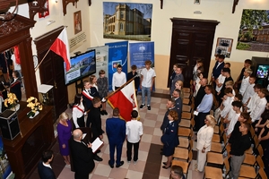 Przedstawiciele służb, dyrekcja szkoły, uczniowie oraz zaproszeni goście podczas inauguracji roku szkolnego w Zespole Szkół w Tyczynie.