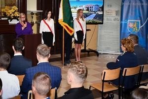 Przedstawiciele służb, dyrekcja szkoły, uczniowie oraz zaproszeni goście podczas inauguracji roku szkolnego w Zespole Szkół w Tyczynie.