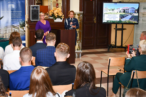 Przedstawiciele służb, dyrekcja szkoły, uczniowie oraz zaproszeni goście podczas inauguracji roku szkolnego w Zespole Szkół w Tyczynie.