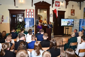 Przedstawiciele służb, dyrekcja szkoły, uczniowie oraz zaproszeni goście podczas inauguracji roku szkolnego w Zespole Szkół w Tyczynie.