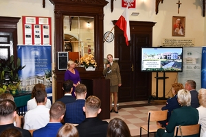 Przedstawiciele służb, dyrekcja szkoły, uczniowie oraz zaproszeni goście podczas inauguracji roku szkolnego w Zespole Szkół w Tyczynie.