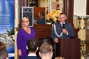 Przedstawiciele służb, dyrekcja szkoły, uczniowie oraz zaproszeni goście podczas inauguracji roku szkolnego w Zespole Szkół w Tyczynie.