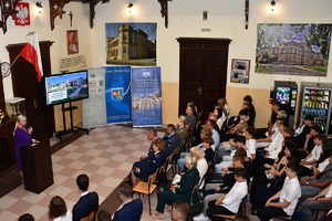 Przedstawiciele służb, dyrekcja szkoły, uczniowie oraz zaproszeni goście podczas inauguracji roku szkolnego w Zespole Szkół w Tyczynie.