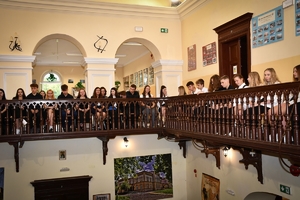 Przedstawiciele służb, dyrekcja szkoły, uczniowie oraz zaproszeni goście podczas inauguracji roku szkolnego w Zespole Szkół w Tyczynie.