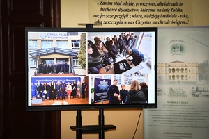 Przedstawiciele służb, dyrekcja szkoły, uczniowie oraz zaproszeni goście podczas inauguracji roku szkolnego w Zespole Szkół w Tyczynie.