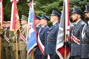 Przedstawiciele służb i uczestnicy Obchodów 86. rocznicy wybuchu II Wojny Światowej przed Kościołem Garnizonowym w Rzeszowie