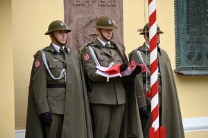 Przedstawiciele służb i uczestnicy Obchodów 86. rocznicy wybuchu II Wojny Światowej przed Kościołem Garnizonowym w Rzeszowie