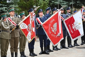 Przedstawiciele służb i uczestnicy Obchodów 86. rocznicy wybuchu II Wojny Światowej przed Kościołem Garnizonowym w Rzeszowie