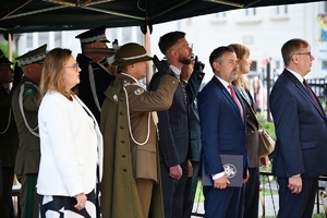 Przedstawiciele służb i uczestnicy Obchodów 86. rocznicy wybuchu II Wojny Światowej przed Kościołem Garnizonowym w Rzeszowie