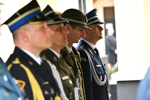 Przedstawiciele służb i uczestnicy Obchodów 86. rocznicy wybuchu II Wojny Światowej przed Kościołem Garnizonowym w Rzeszowie