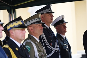 Przedstawiciele służb i uczestnicy Obchodów 86. rocznicy wybuchu II Wojny Światowej przed Kościołem Garnizonowym w Rzeszowie