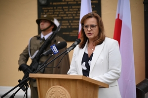 Przedstawiciele służb i uczestnicy Obchodów 86. rocznicy wybuchu II Wojny Światowej przed Kościołem Garnizonowym w Rzeszowie