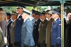 Przedstawiciele służb i uczestnicy Obchodów 86. rocznicy wybuchu II Wojny Światowej przed Kościołem Garnizonowym w Rzeszowie