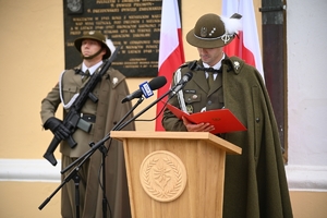 Przedstawiciele służb i uczestnicy Obchodów 86. rocznicy wybuchu II Wojny Światowej przed Kościołem Garnizonowym w Rzeszowie