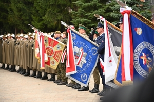 Przedstawiciele służb i uczestnicy Obchodów 86. rocznicy wybuchu II Wojny Światowej przed Kościołem Garnizonowym w Rzeszowie