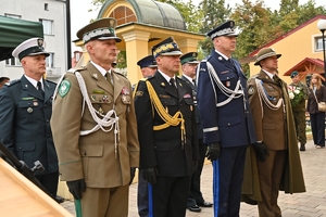 Przedstawiciele służb i uczestnicy Obchodów 86. rocznicy wybuchu II Wojny Światowej przed Kościołem Garnizonowym w Rzeszowie