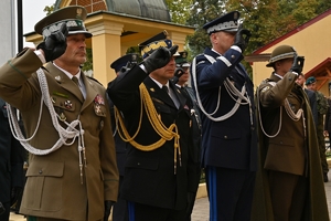 Przedstawiciele służb i uczestnicy Obchodów 86. rocznicy wybuchu II Wojny Światowej przed Kościołem Garnizonowym w Rzeszowie