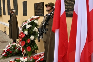 Przedstawiciele służb i uczestnicy Obchodów 86. rocznicy wybuchu II Wojny Światowej przed Kościołem Garnizonowym w Rzeszowie