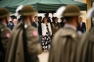 Przedstawiciele służb i uczestnicy Obchodów 86. rocznicy wybuchu II Wojny Światowej przed Kościołem Garnizonowym w Rzeszowie