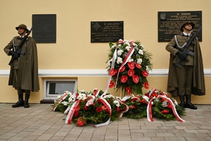 Przedstawiciele służb i uczestnicy Obchodów 86. rocznicy wybuchu II Wojny Światowej przed Kościołem Garnizonowym w Rzeszowie