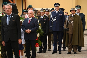 Przedstawiciele służb i uczestnicy Obchodów 86. rocznicy wybuchu II Wojny Światowej przed Kościołem Garnizonowym w Rzeszowie