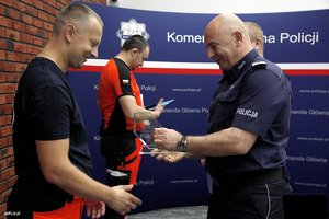 Wyróżniony policjant odbiera nagrodę