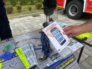 Piknik z udziałem policjantów, w którym biorą udział dzieci i dorośli