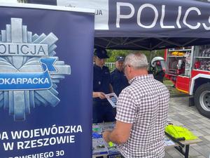 Piknik z udziałem policjantów, w którym biorą udział dzieci i dorośli