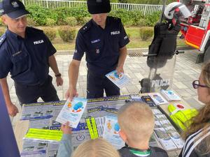 Piknik z udziałem policjantów, w którym biorą udział dzieci i dorośli