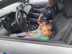 Piknik z udziałem policjantów, w którym biorą udział dzieci i dorośli